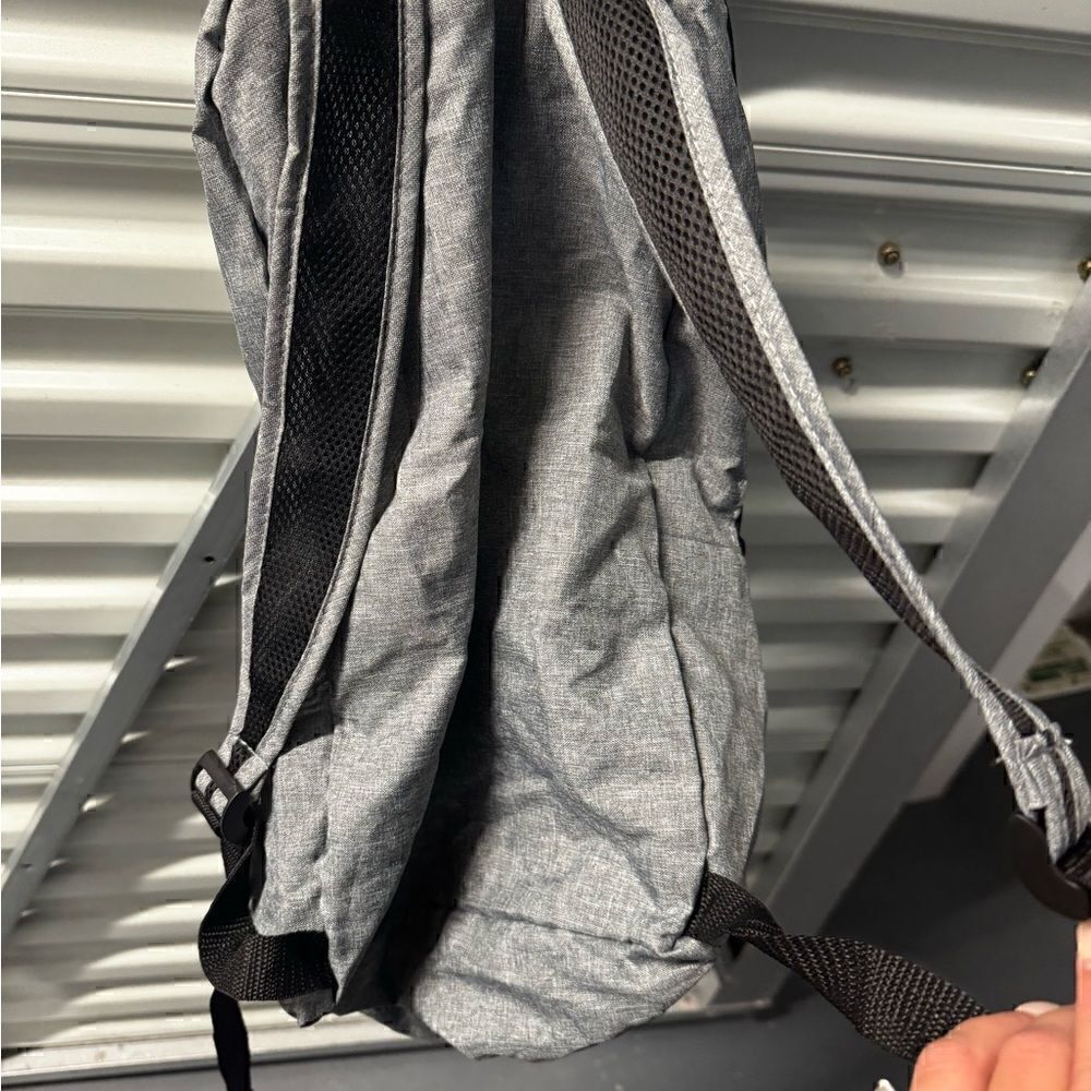 NWT- Card Tech backpack Gray Lightweight - Picture 10 of 12